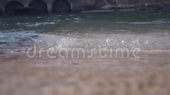 干净的河水流过视频的预览图