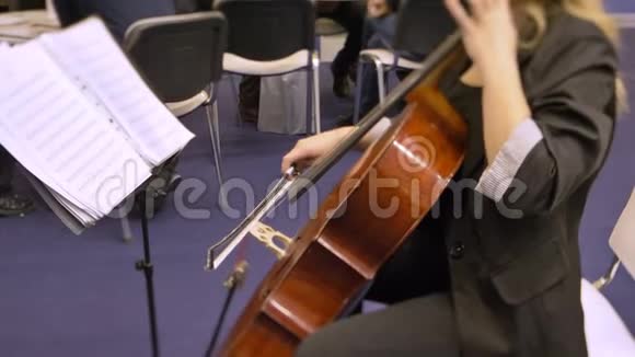 女性拉小提琴和观看笔记的后视图视频的预览图