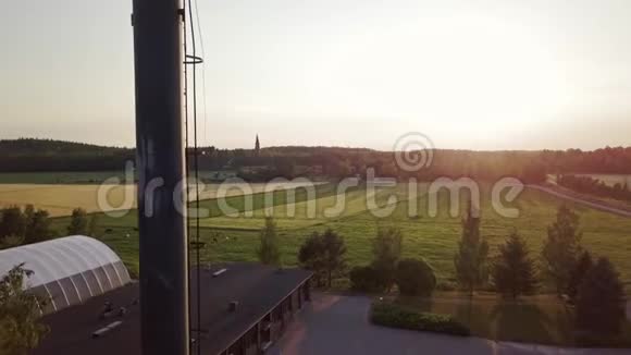 农业景观中的烟囱视频的预览图