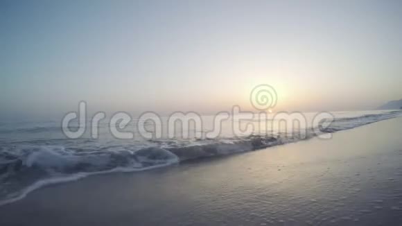 绿松石海水沙滩和蓝天视频的预览图
