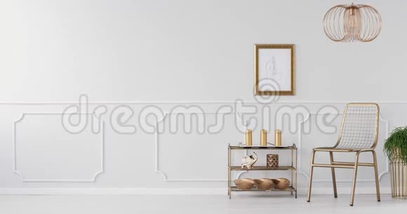一张金色的椅子装饰架金色看台上的植物和明亮客厅内的灰色墙壁的视频视频的预览图