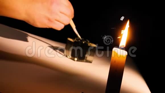 用墨水在纸上手写蜡烛在燃烧视频的预览图