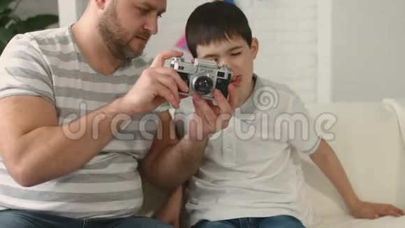 爸爸向他儿子展示了照相机的工作原理视频的预览图