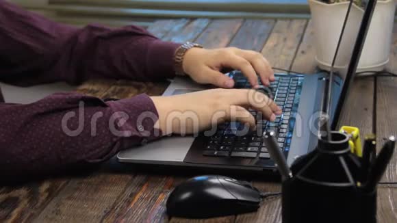 人在笔记本电脑上工作使用鼠标和笔记本键盘视频的预览图