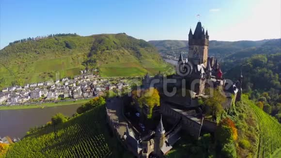 美丽的城堡藤山河德国科化村空中视频的预览图