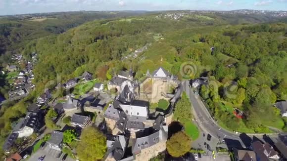 古老的欧洲乡村骑士城堡空中中世纪城墙镇视频的预览图