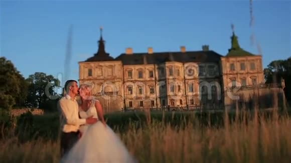 迷人时尚的新婚夫妇相爱背景古旧古堡视频的预览图