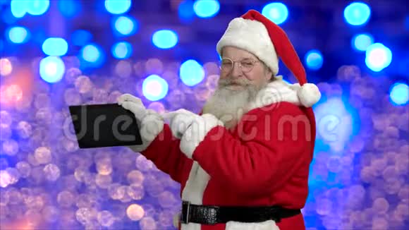 在蓝波克背景的高级圣诞老人视频的预览图