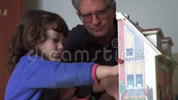 千禧年的孩子和爸爸玩玩偶之家SF视频的预览图
