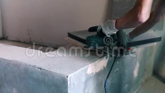 建筑工人在房屋建筑上用圆锯切割木板视频的预览图
