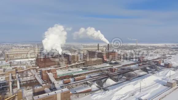 工厂烟囱冒烟污染空气鸟瞰图视频的预览图