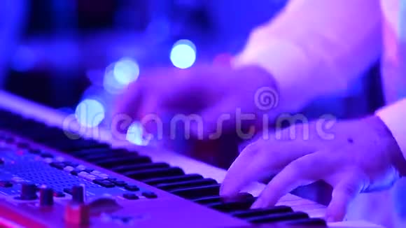 音乐家在舞台上演奏键盘视频的预览图