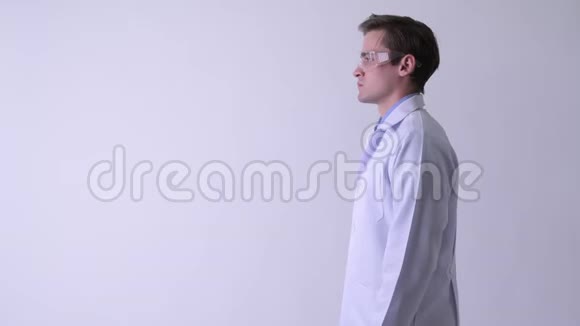 年轻英俊的医生戴着交叉双臂的防护眼镜视频的预览图