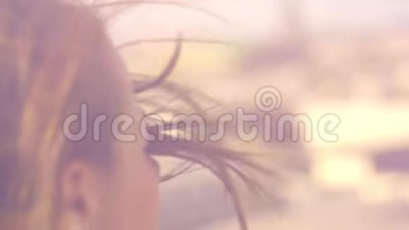 一个漂亮女孩在刮风的日子里慢镜头视频的预览图