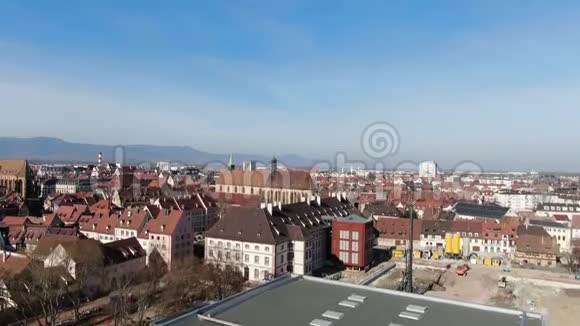 一个大城市的空中镜头和一个惊人的建筑在4k视频的预览图