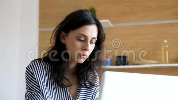 快乐的女人在电脑上打回信视频的预览图