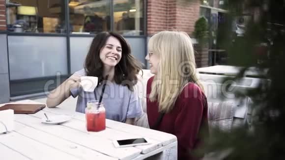 两个女朋友在户外咖啡馆聊天喝咖啡视频的预览图