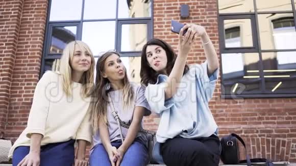 三个年轻女人在夏日做鬼脸和自拍视频的预览图