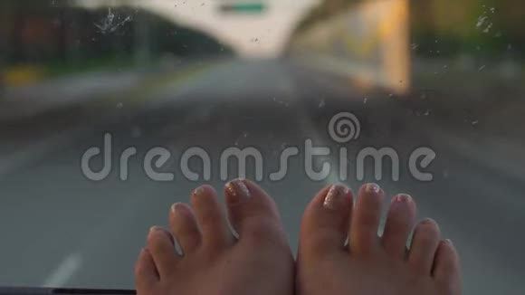 女性双腿靠在窗户上视频的预览图