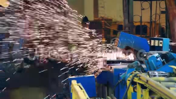 自动焊机在工厂工作明亮的金属火花视频的预览图