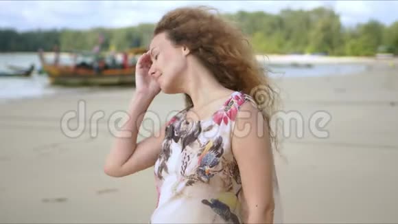 微笑的女人在异国海岸休息视频的预览图