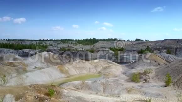 老泥石采石场地区雨水形成的蓝塘视频的预览图