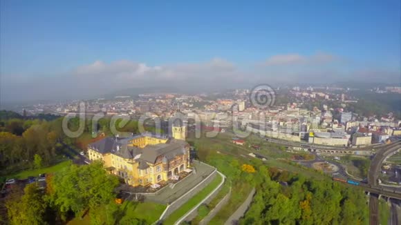 空中拍摄河畔工业城美丽的Vetrusi城堡视频的预览图