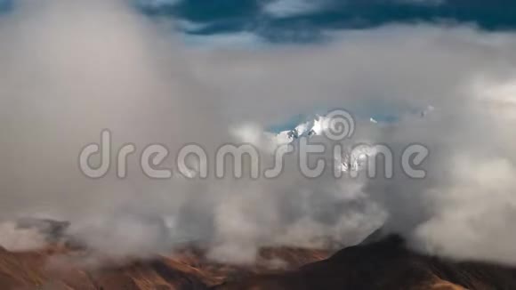 山区山谷中云的时间推移视频的预览图