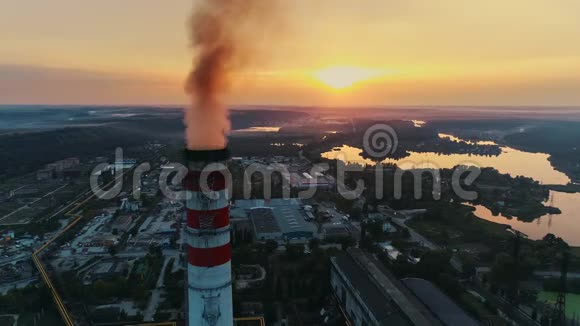 空中无人驾驶飞机的镜头日落时的燃煤发电站静态射击视频的预览图