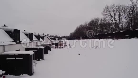 令人惊叹的无人机观景美丽的村庄景观在冬季华丽的冬季背景视频的预览图