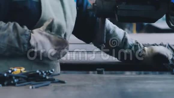 专业的金属工人从工厂的钢筋中创造金属结构视频的预览图