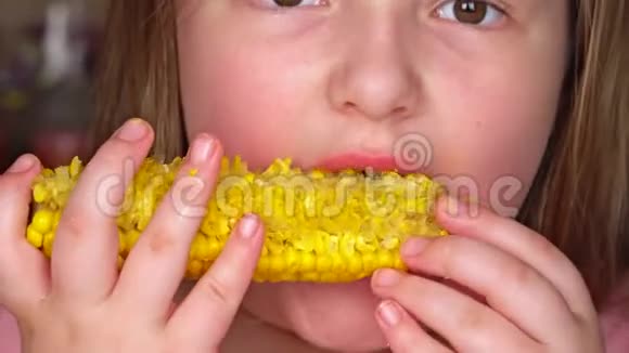 年轻有趣的女孩吃煮玉米视频的预览图