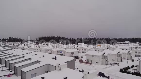 令人惊叹的无人机观景美丽的村庄景观在冬季华丽的冬季背景视频的预览图