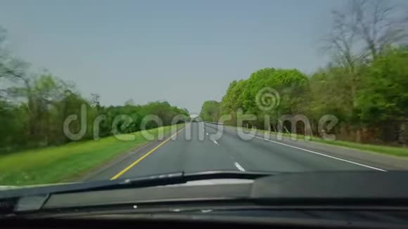 开车沿着高速公路行驶视频的预览图