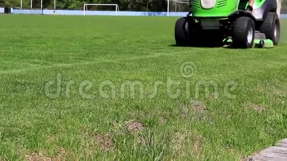 足球场上的割草机视频的预览图