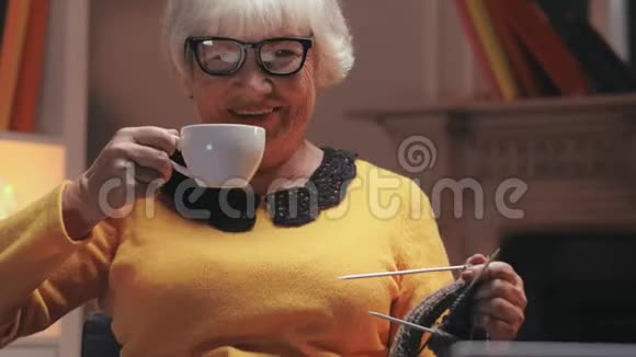 老奶奶在家里用电脑和孙子说话的肖像视频的预览图