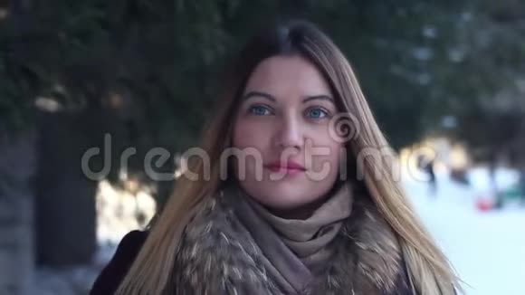 特写镜头美丽的多汁女孩在冬季公园户外活动视频的预览图