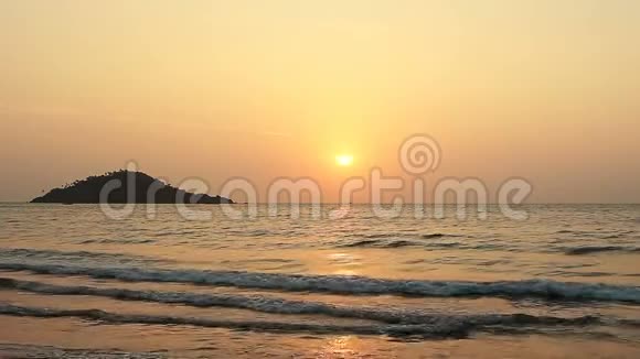 海滩上完美的日落视频的预览图