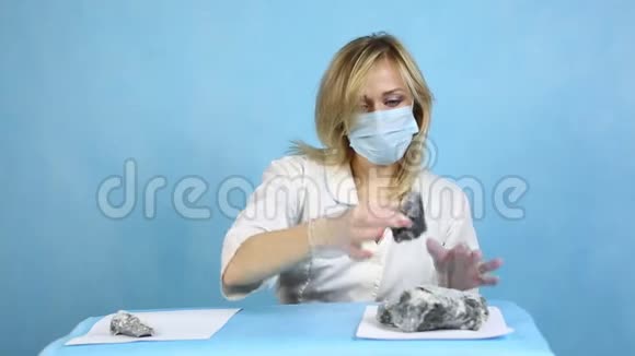 女化验员检查矿物样品视频的预览图