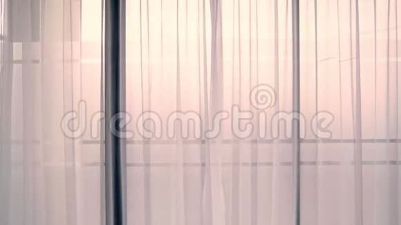 美丽的亚洲女人醒来站在窗户附近而伸展靠近床视频的预览图