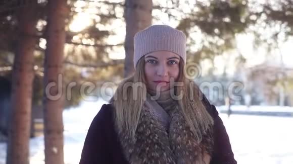 冬天小女孩在树林里玩雪视频的预览图