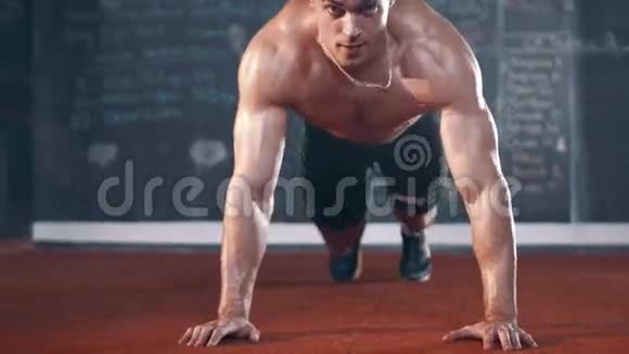 在健身房做俯卧撑的男人视频的预览图