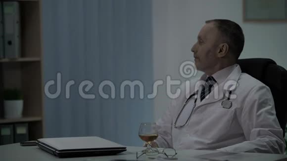 手术结束后外科医生放松饮酒和思考他的行为视频的预览图