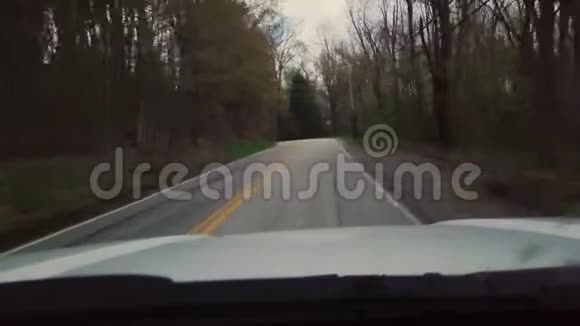 开车沿着高速公路行驶视频的预览图