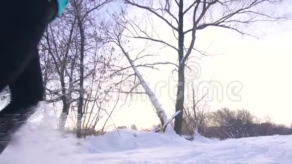 一家人在深雪的夕阳下在公园里慢跑慢悠悠视频的预览图