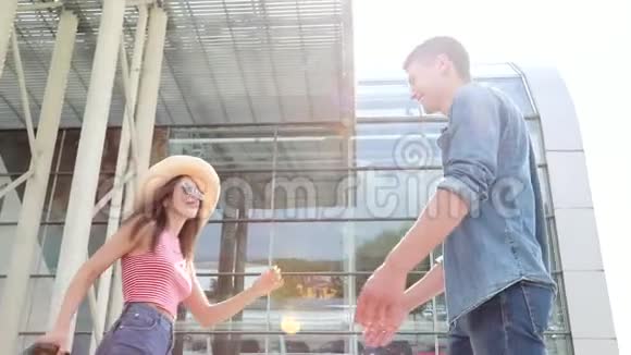 一对情侣在机场见面拥抱亲吻视频的预览图