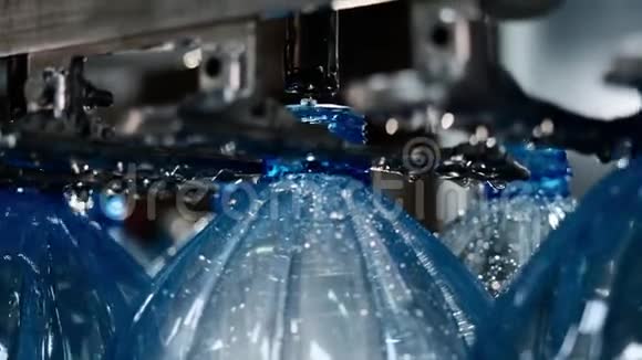 塑料容器工厂自动灌装塑料瓶的机器视频的预览图