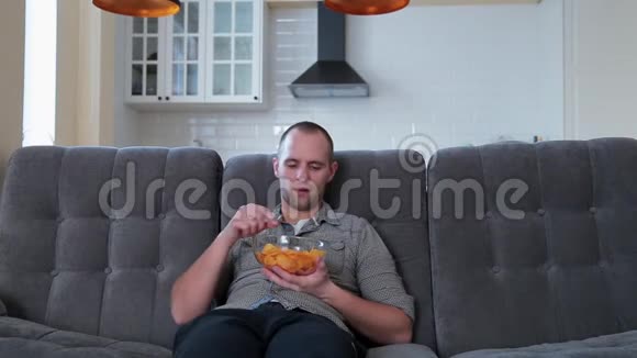 一个人看电视吃薯条视频的预览图