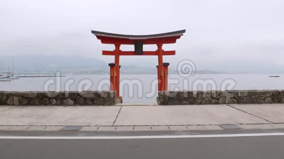 日本宫岛水上的托里门视频的预览图