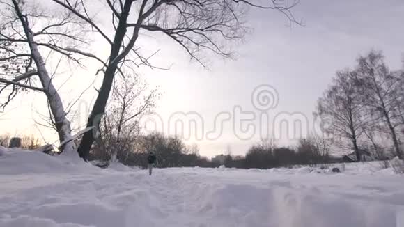 黄昏时分一个人在深雪中奔跑视频的预览图
